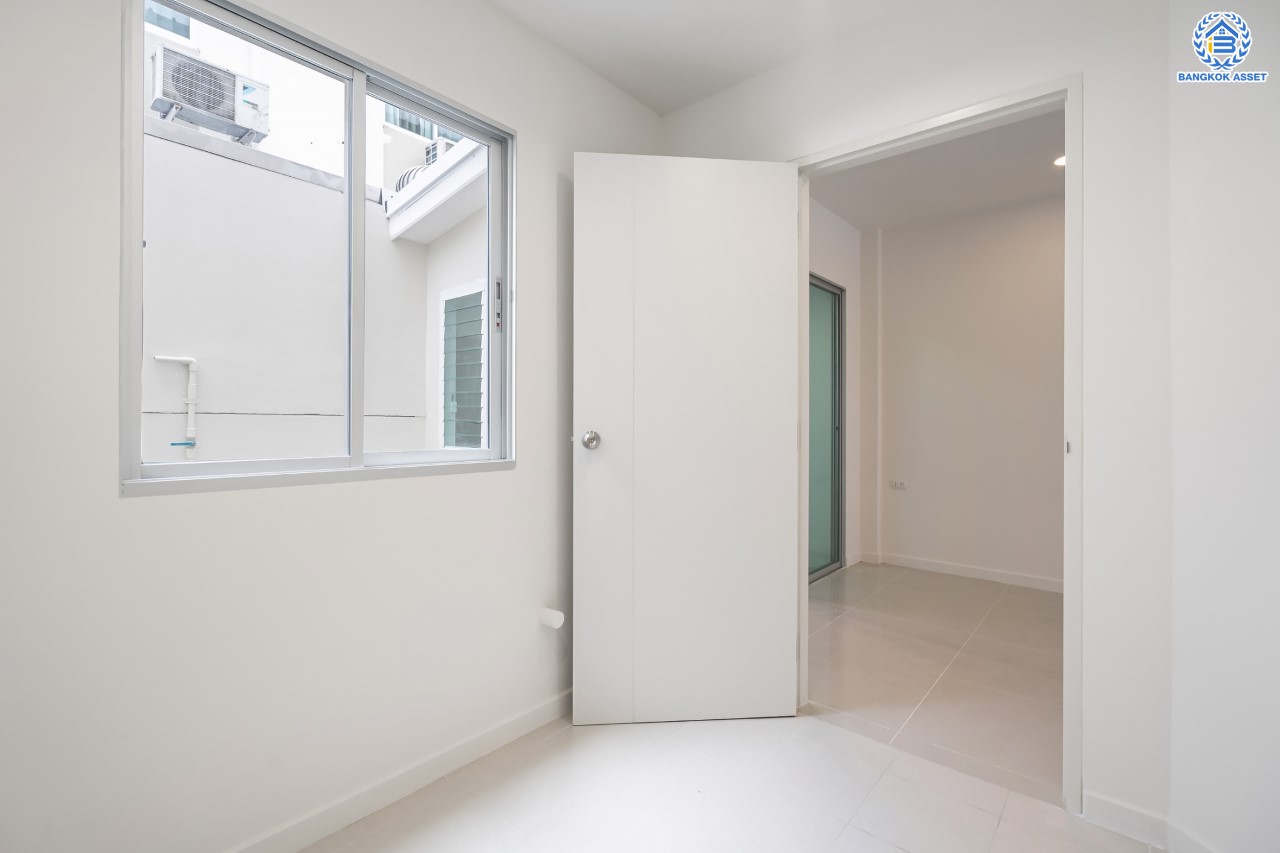 บ้านมือสอง ม.ลุมพินีทาวน์วิลล์ ราชพฤกษ์-นครอินทร์ เนื้อที่ 17.5 ตร.ว. ฟังก์ชัน 3 ห้องนอน 2 ห้องน้ำ 1 ห้องอเนกประสงค์ชั้นดาดฟ้า จอดรถได้ 2 คัน พร้อม Living Room กว้างขวาง เดินทางสะดวก เข้า-ออกได้หลายเส้นทาง ทั้ง ถ.นครอินทร์, ถ.ราชพฤกษ์ ใกล้ทางด่วน "ศรีรัช"